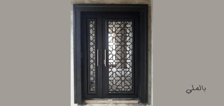 أبواب الحديد تصاميمها وأشكالها وأسعارها المختلفة 13 باب حديد مودرن اسود وذو زخارف بسيطة.