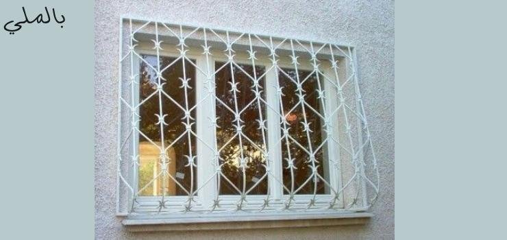 الشباك الحديد أشكاله المختلفة وتصاميمه المتعددة 13 شباك حديد لونه ابيض ذو طابع عصري وزخرفة بسيطة.