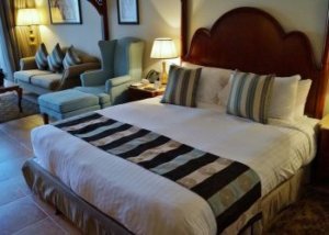 تصميمات غرف نوم شباب 2023 4 السرير تاجي