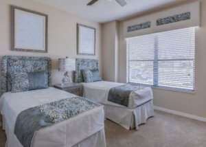 تصميمات غرف نوم شباب 2023 3 غرف نوم شبابية بسريرين